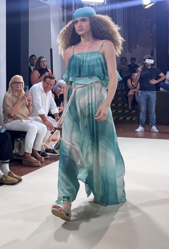 Un look della sfilata primavera-estate 2027 di Confartigianato e Csm-Camera showroom Milano (courtesy Csm)
