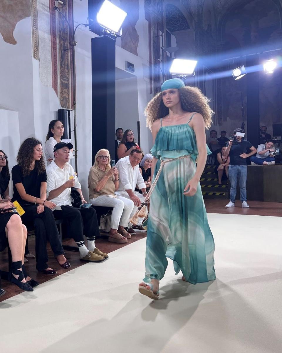 Un look della sfilata primavera-estate 2027 di Confartigianato e Csm-Camera showroom Milano (courtesy Csm)