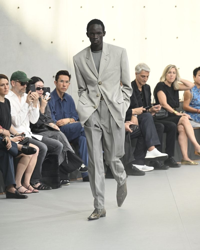 Un look Saint Laurent s-s 26/27 (ph Francesc Ten/MFF)