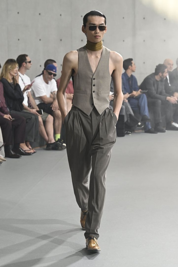 Un look Saint Laurent s-s 26/27 (ph Francesc Ten/MFF)