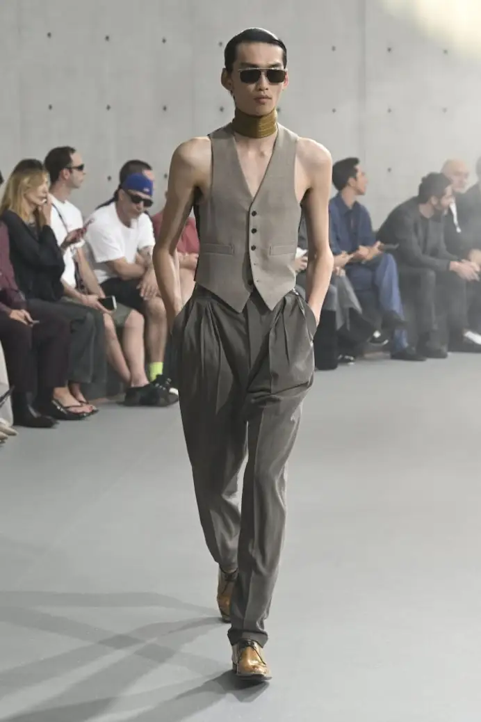 Un look Saint Laurent s-s 26/27 (ph Francesc Ten/MFF)