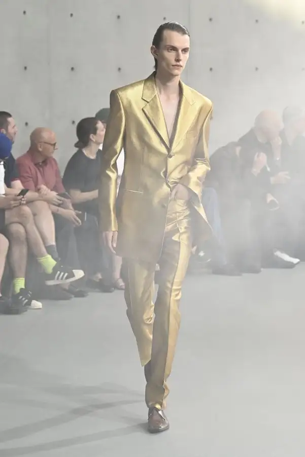 Un look Saint Laurent s-s 26/27 (ph Francesc Ten/MFF)