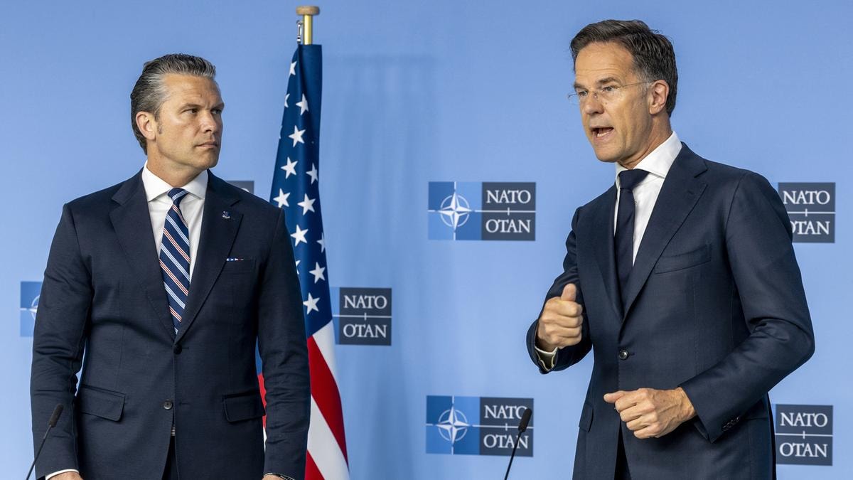 Pete Hegseth, segretario alla Guerra Usa, e Mark Rutte, segretario generale della Nato