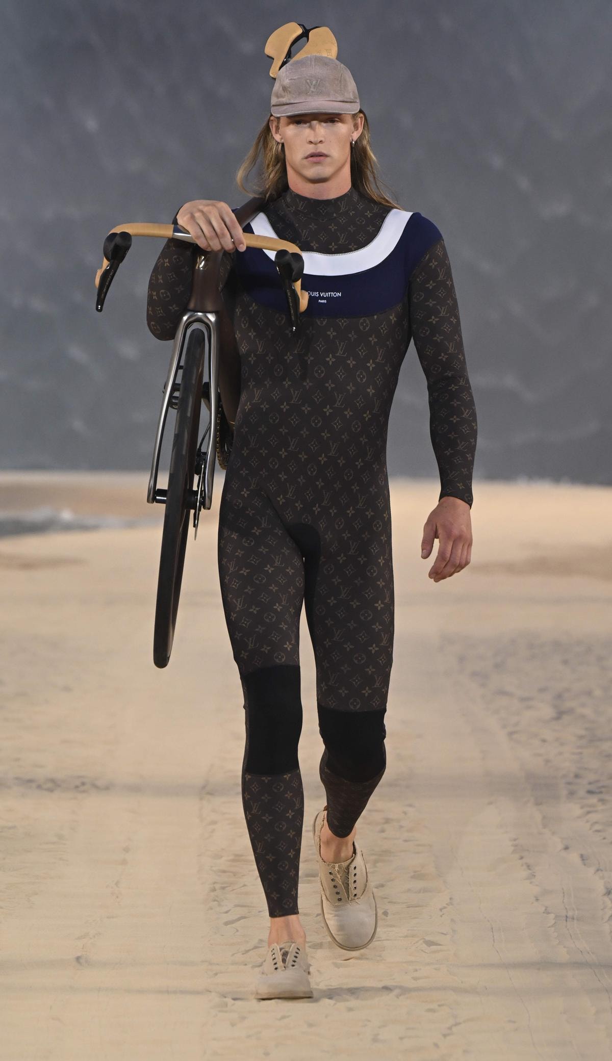 Un look Louis Vuitton spring-summer 2027 (ph Francesc Ten/MFF)