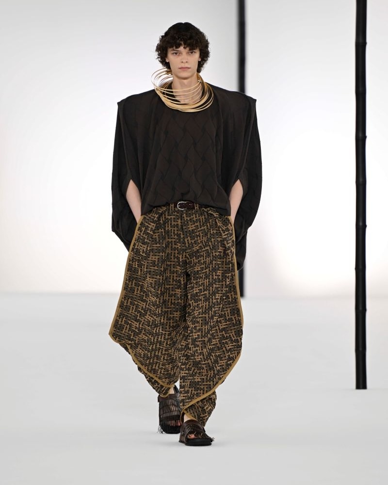 Un look Issey Miyake spring-summer 2027 (ph Francesc Ten/MFF)
