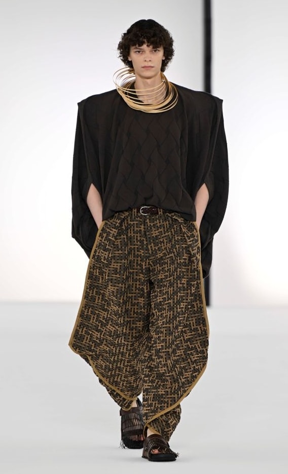 Un look Issey Miyake spring-summer 2027 (ph Francesc Ten/MFF)