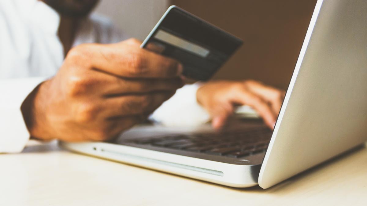 Il debito invisibile degli italiani, così il buy now pay layer sta sostituendo le banche. Ma si rischia la bolla
