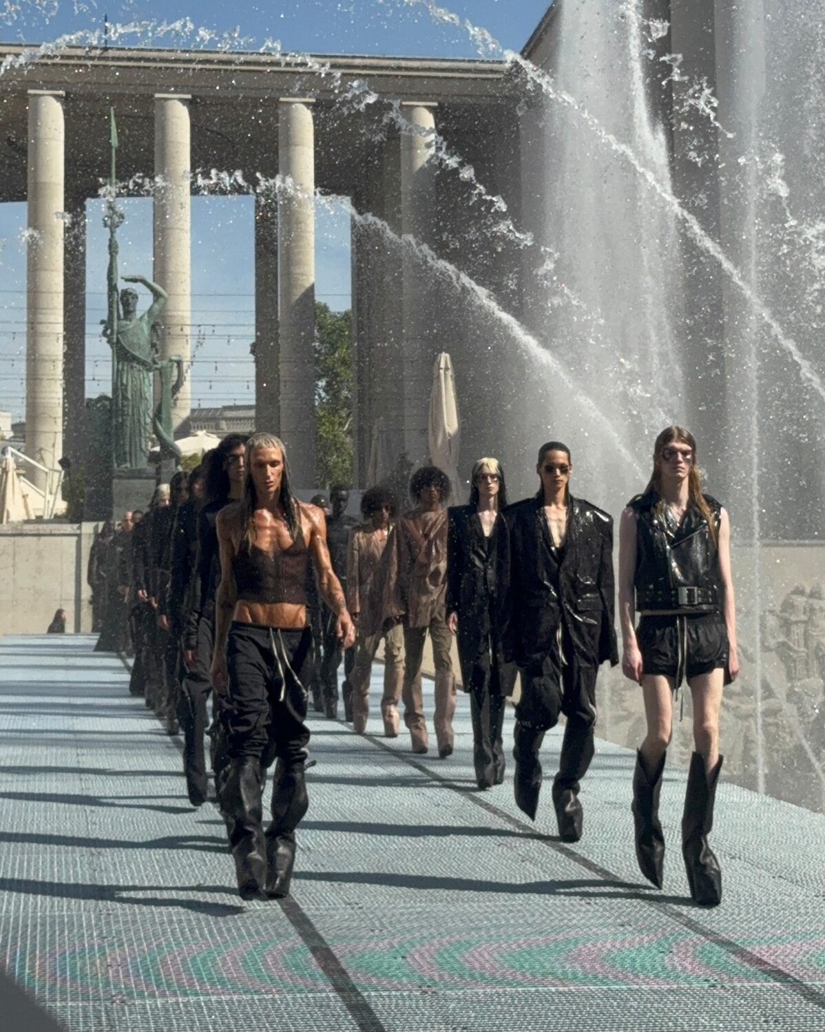La sfilata Rick Owens spring-summer 2027 (foto Stefano Roncato)