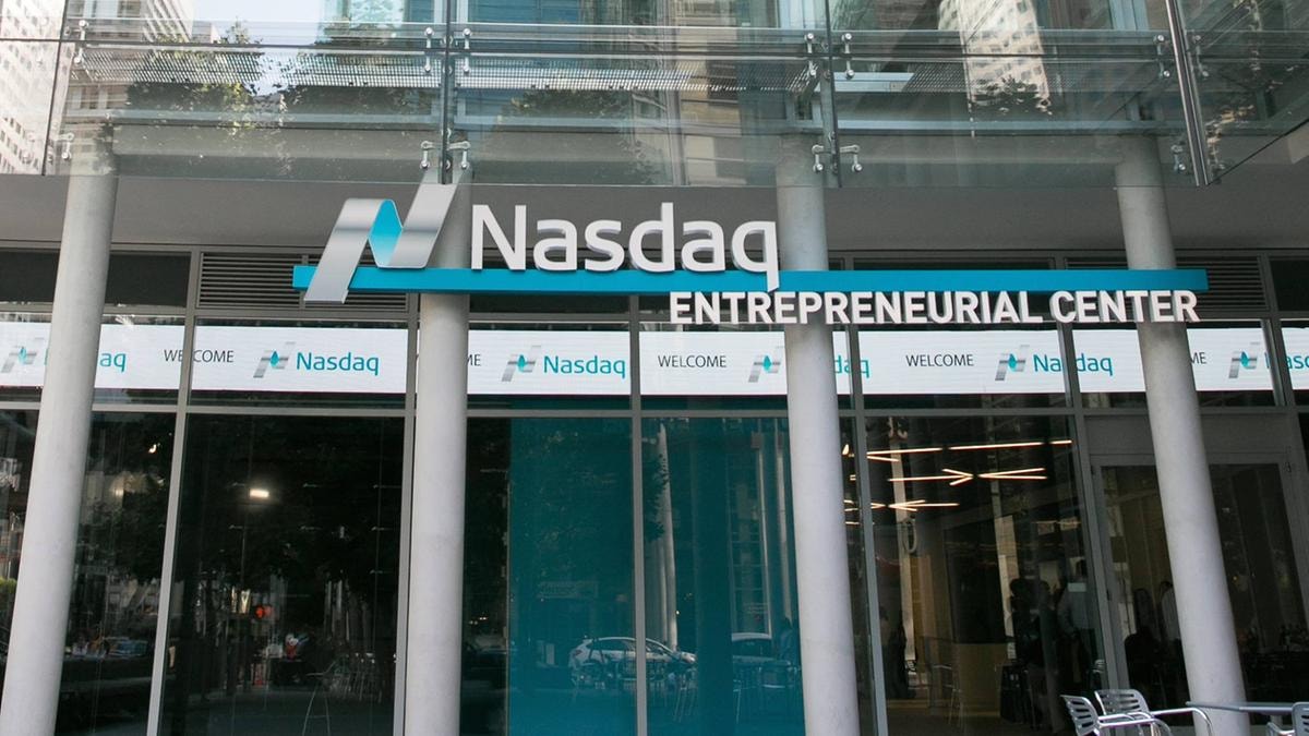La diretta da Wall Street | Le Borse Usa chiudono contrastate, Nasdaq -0,5%. Vola Micron (+15,7%), giù Apple (-6,1%) 