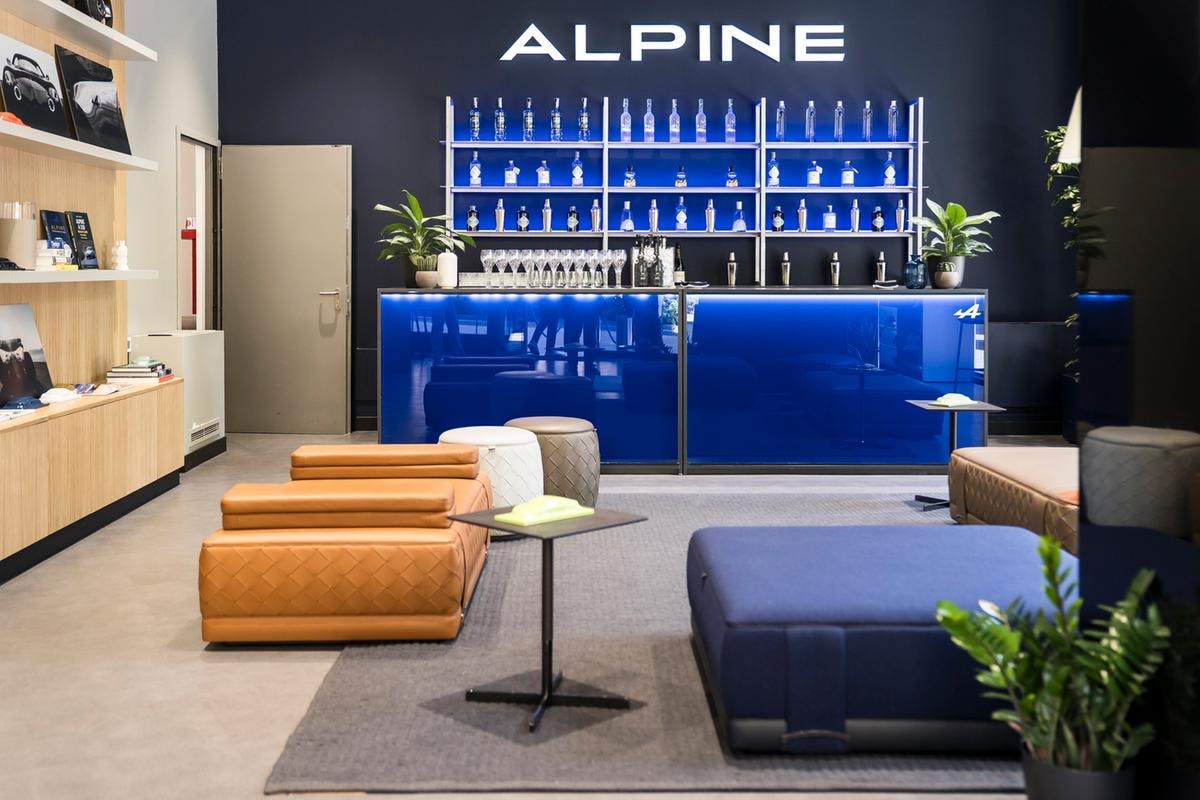 Atelier Alpine Milano trasforma il GP di Formula 1 in uno degli ultimi rituali maschili condivisi