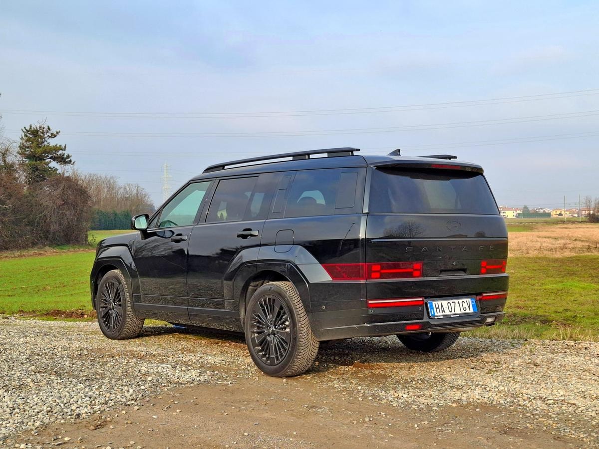 Hyundai Santa Fe 2026: il Suv coreano che ha trasformato il glamping in un’automobile