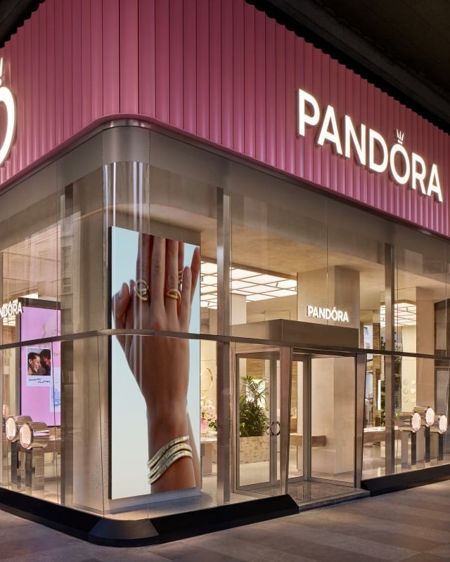 Pandora inaugura il suo primo flagship italiano