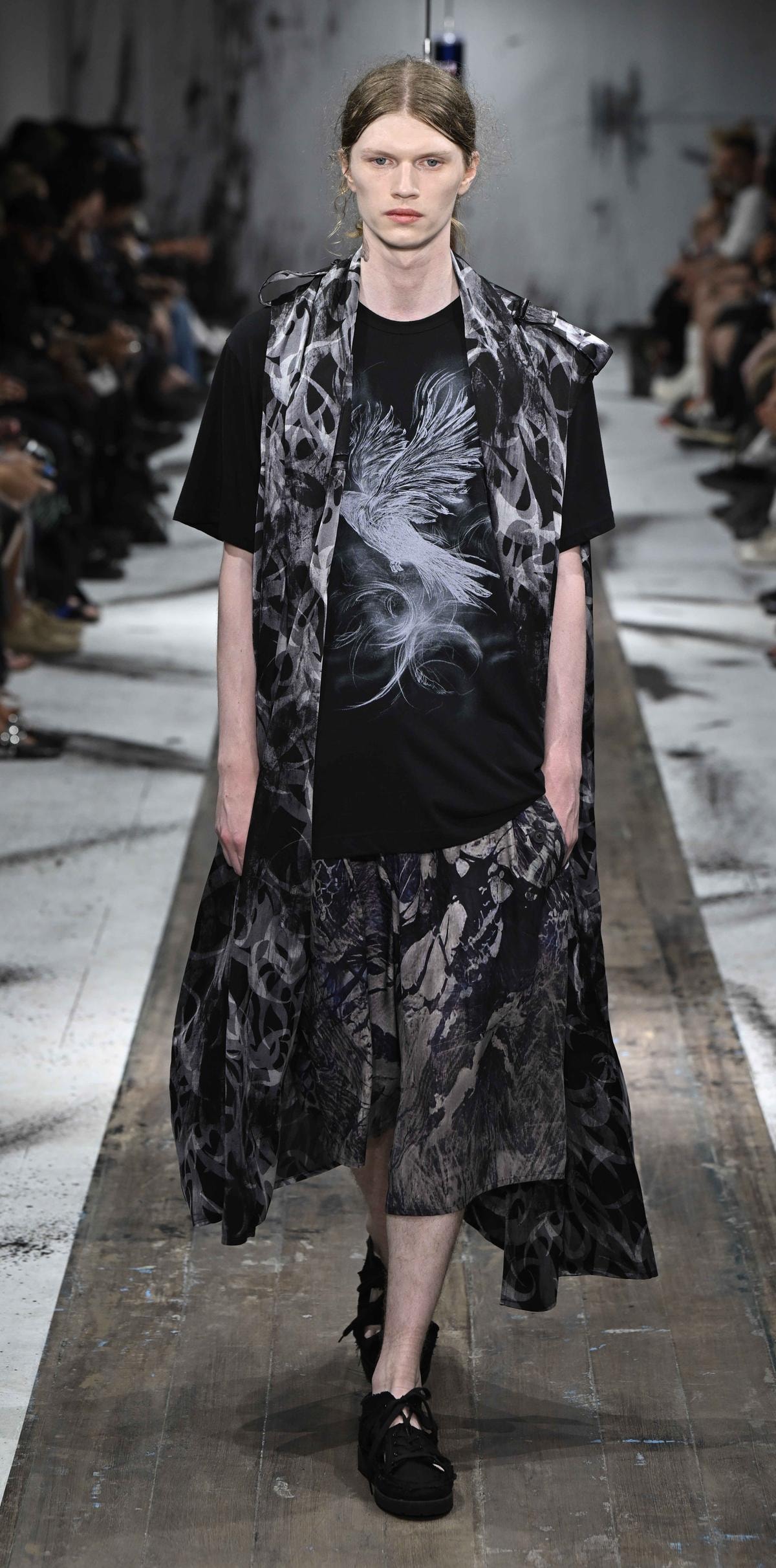 Un look Yamamoto spring-summer 2027 (ph Francesc Ten/MFF)