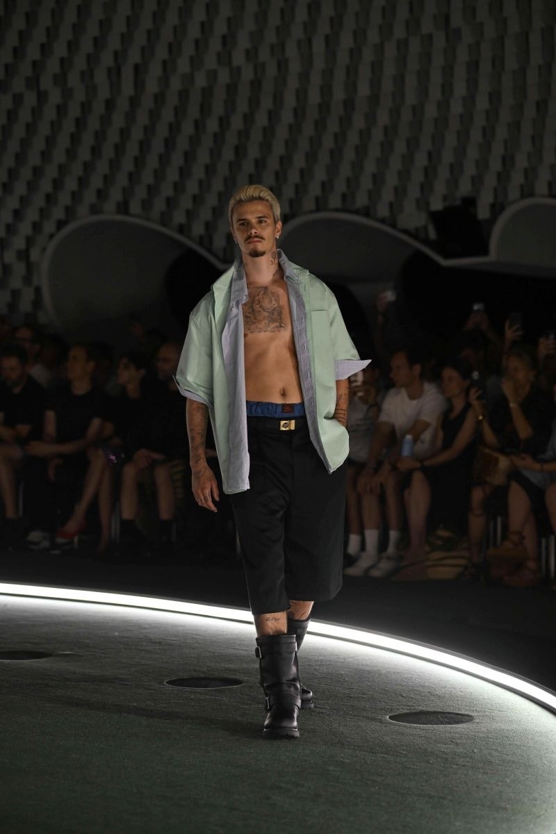 Romeo Beckham con un look Willy Chavarria spring-summer 2027 (ph Francesc Ten/MFF)