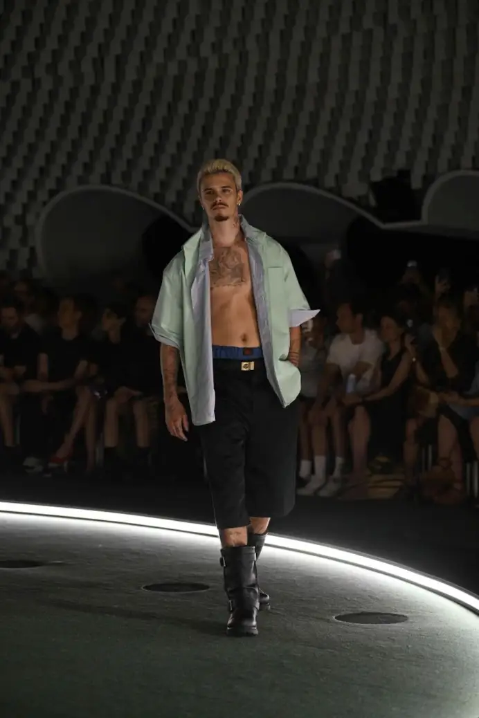 Romeo Beckham con un look Willy Chavarria spring-summer 2027 (ph Francesc Ten/MFF)