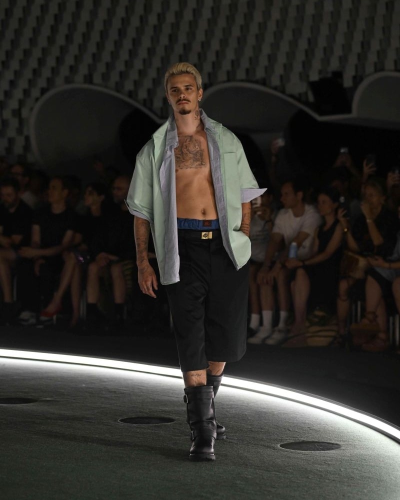 Romeo Beckham con un look Willy Chavarria spring-summer 2027 (ph Francesc Ten/MFF)
