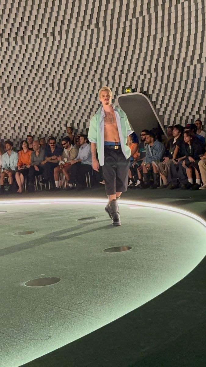 Romeo Beckham durante lo show spring-summer 2027 di Willy Chavarria (ph Stefano Roncato)