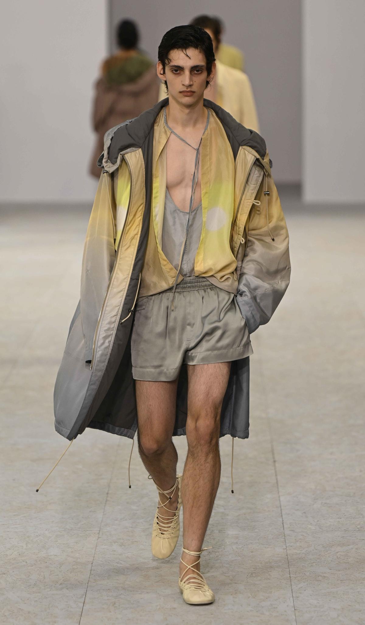 Un look Dries Van Noten spring-summer 2027 (ph Francesc Ten/MFF)