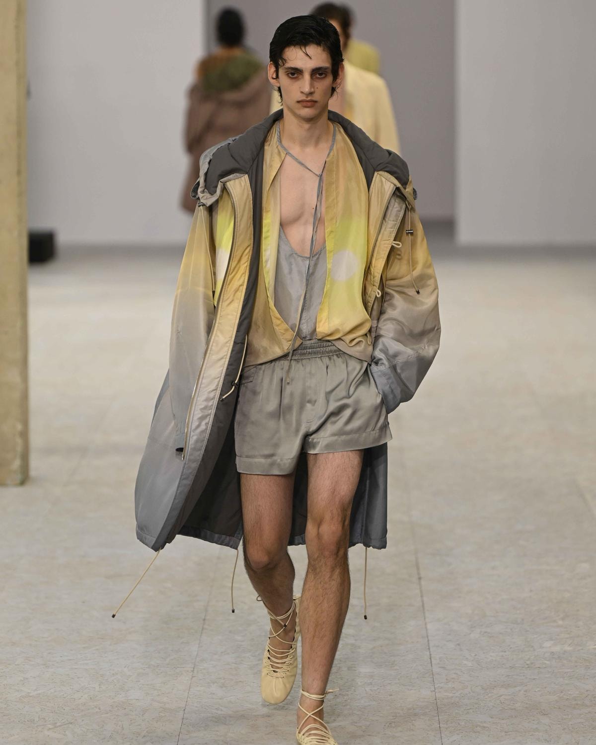 Un look Dries Van Noten spring-summer 2027 (ph Francesc Ten/MFF)