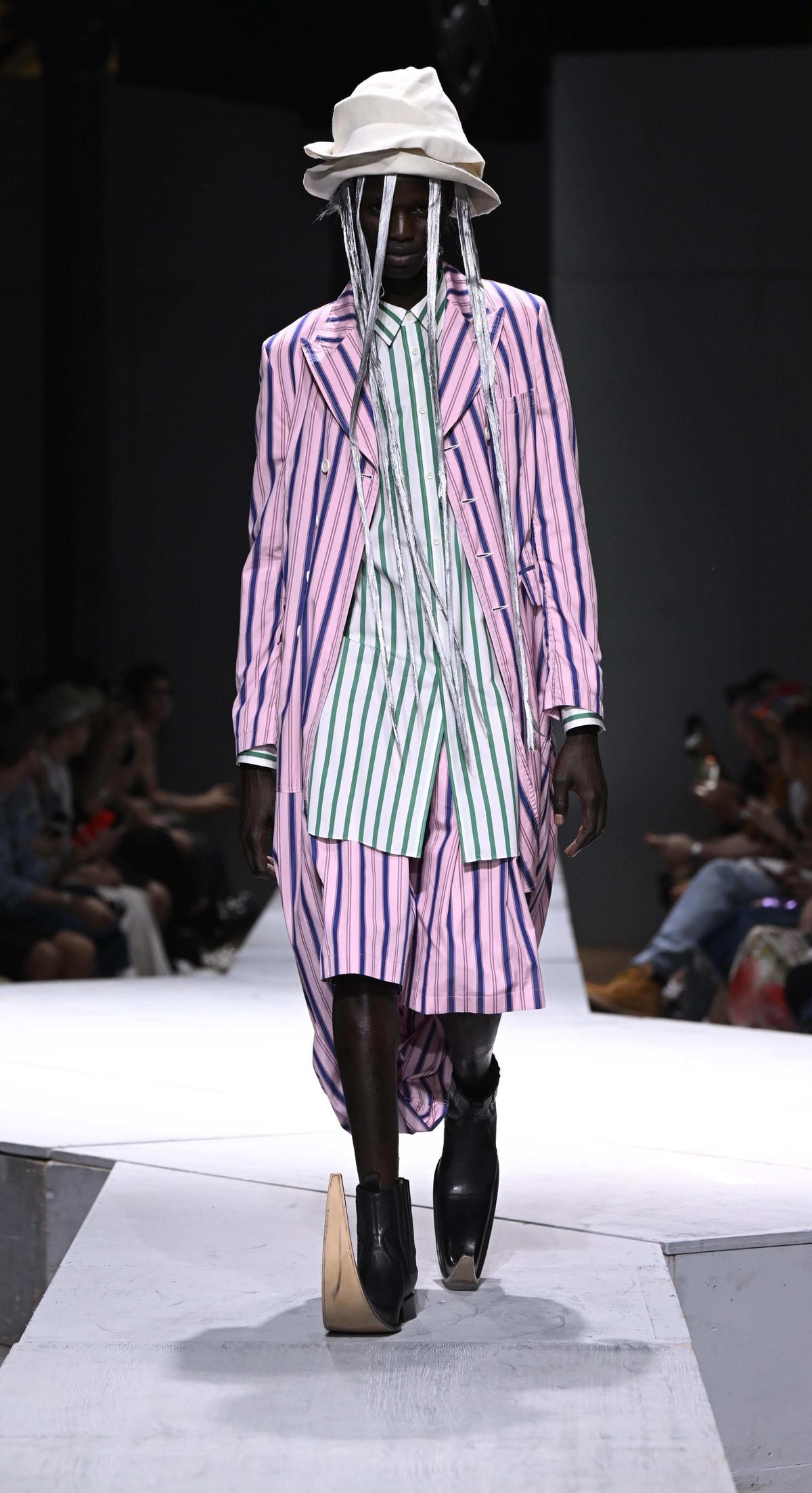Un look Comme des garçons primavera-estate 2027 (ph Francesc Ten/MFF)