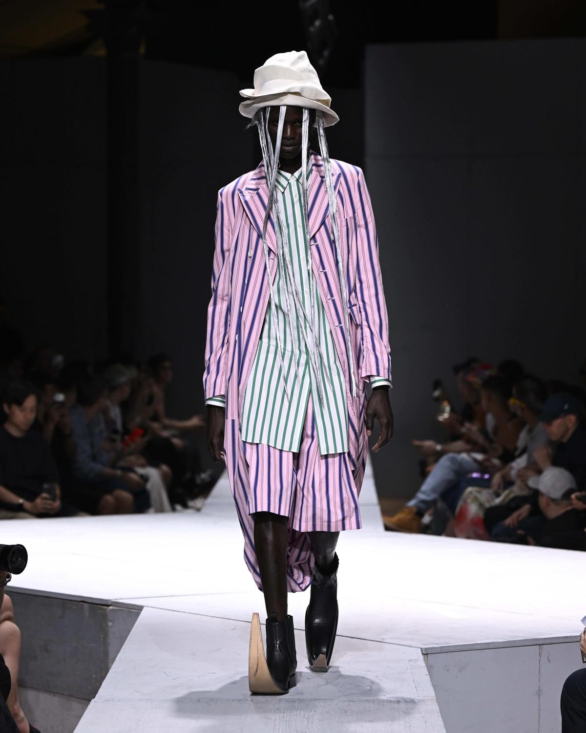 Un look Comme des garçons primavera-estate 2027 (ph Francesc Ten/MFF)