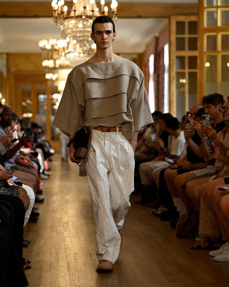 Un look Hed Mayner spring-summer 2027 (ph Francesc Ten/MFF)