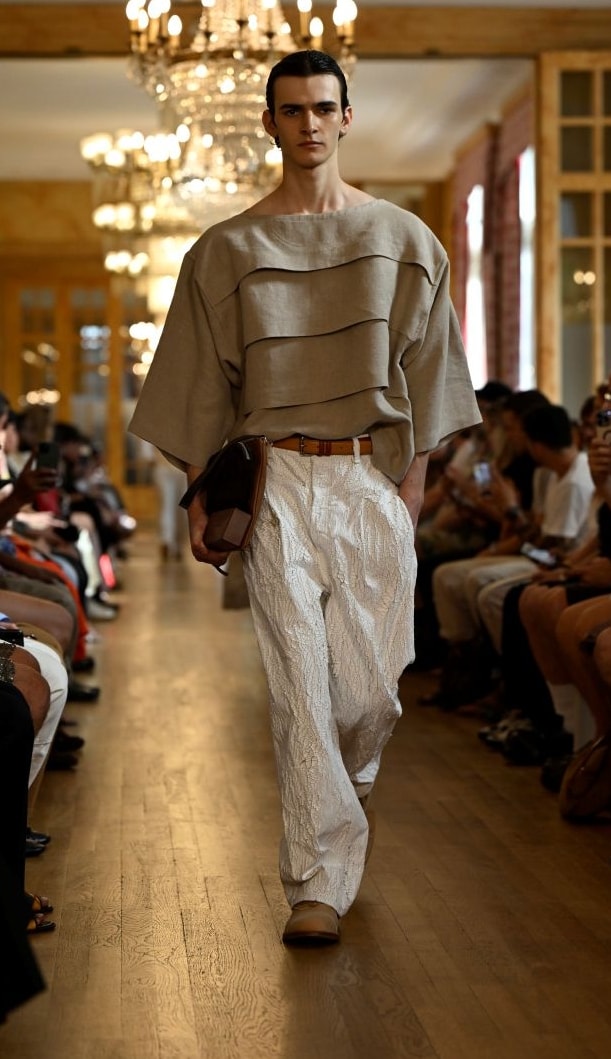 Un look Hed Mayner spring-summer 2027 (ph Francesc Ten/MFF)