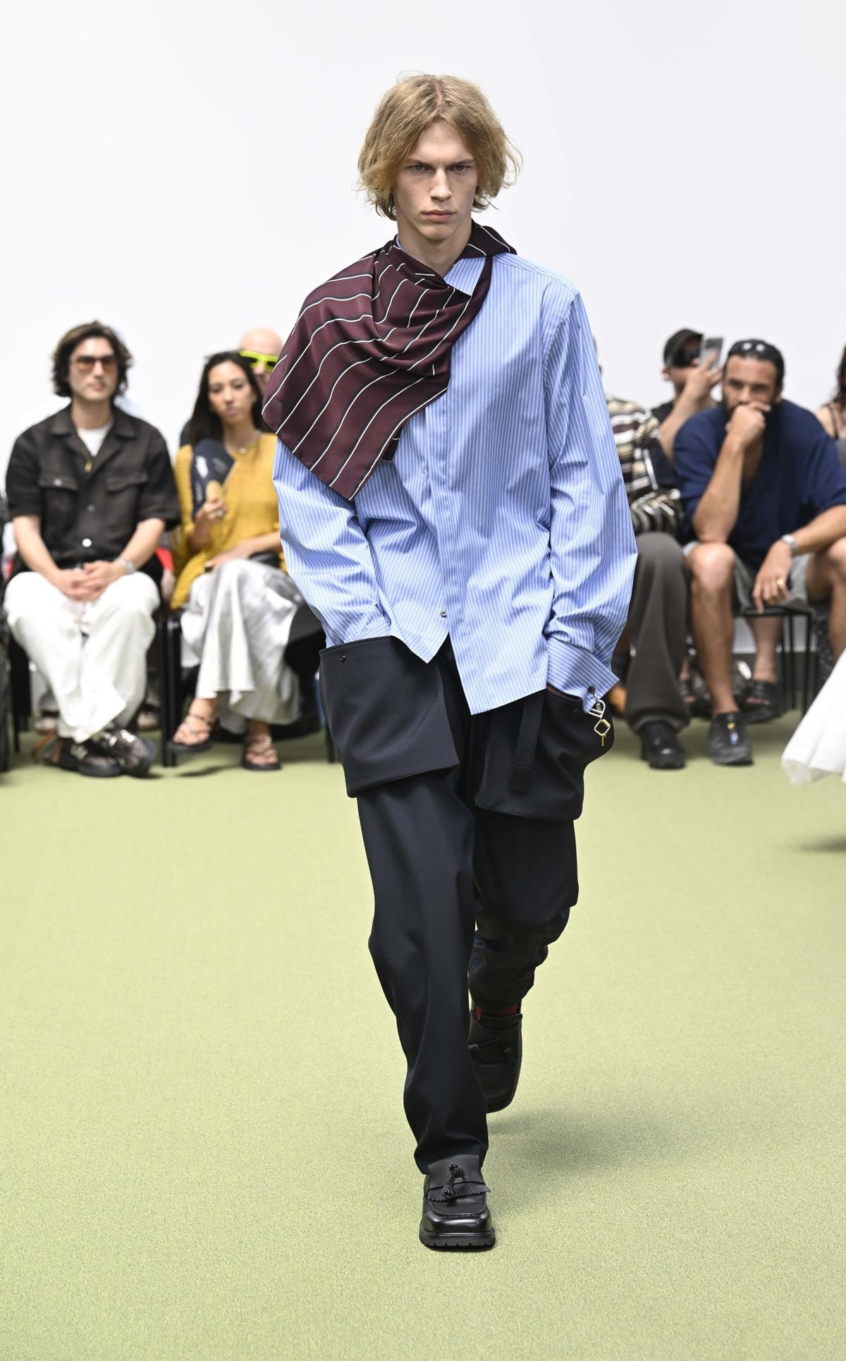 Un look Sacai spring-summer 2027 (ph Francesc Ten/MFF)