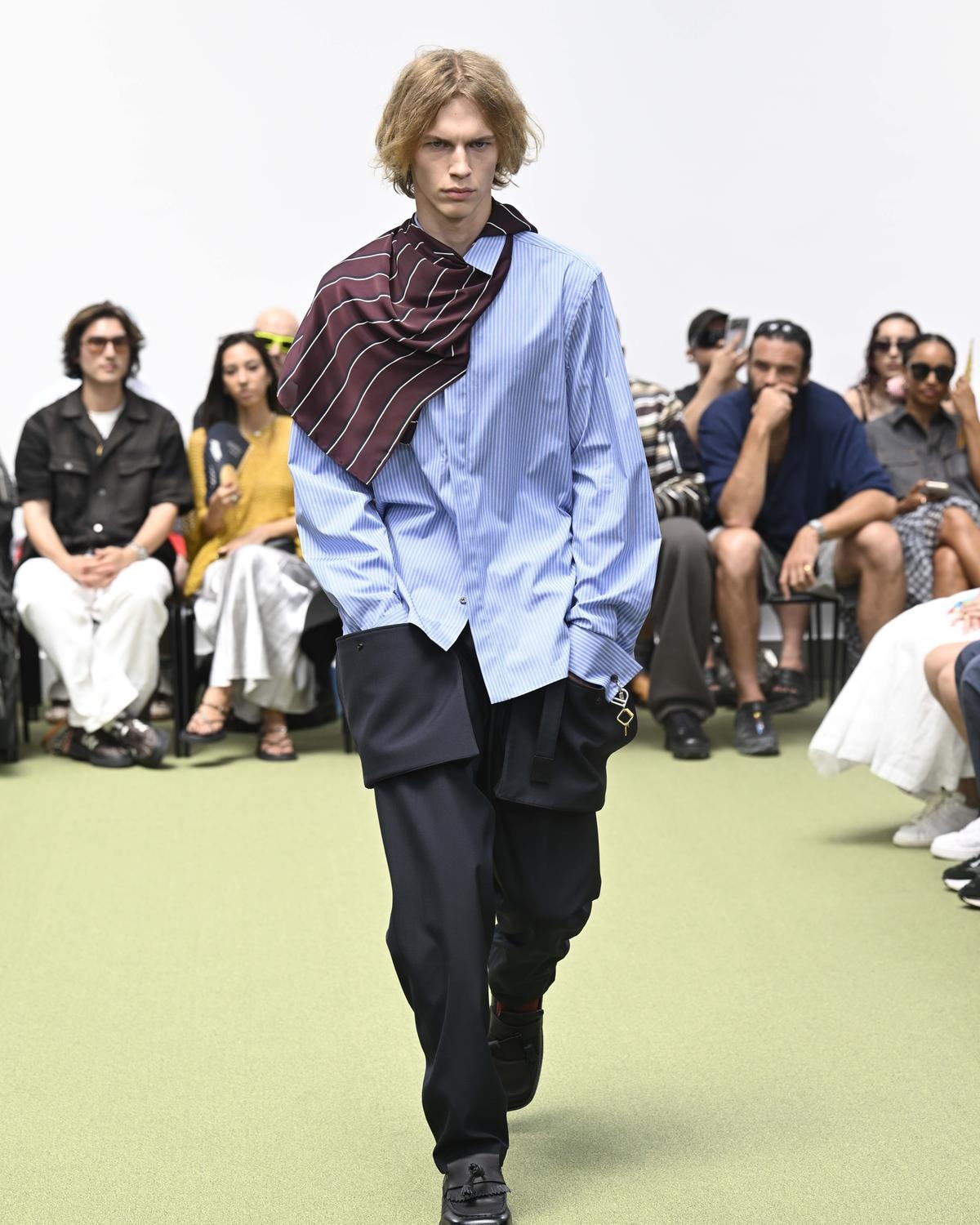 Un look Sacai spring-summer 2027 (ph Francesc Ten/MFF)