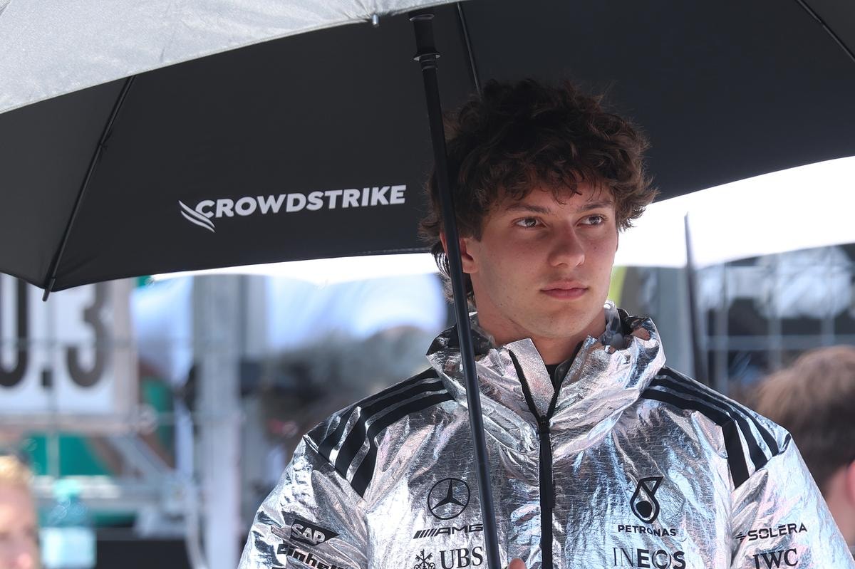 Andrea Kimi Antonelli durante il Gran Premio di Formula1 d'Austria, 28 giugno 2026 indossa la giacca refrigerante di Adidas