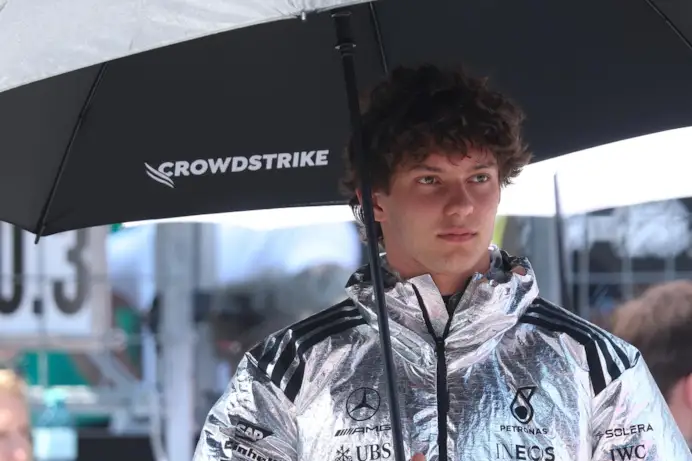 Andrea Kimi Antonelli durante il Gran Premio di Formula1 d'Austria, 28 giugno 2026 indossa la giacca refrigerante di Adidas