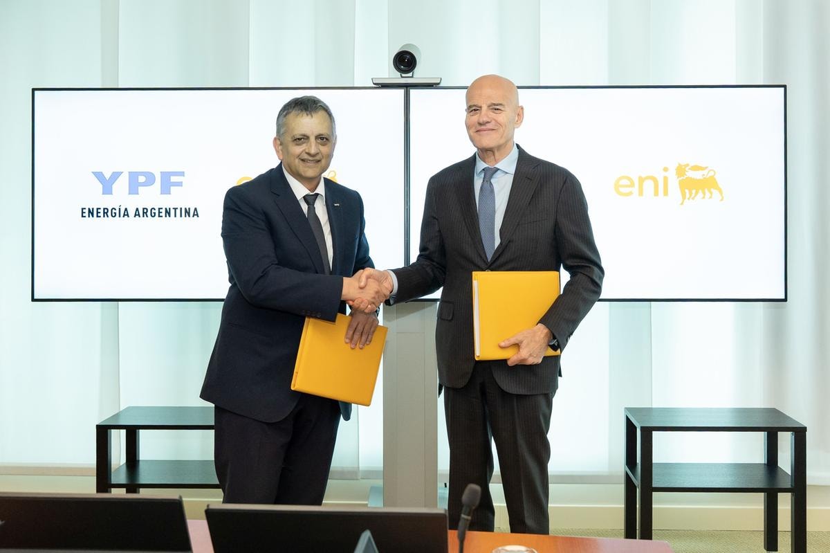 Horacio Marin, presidente e ceo di Ypf, e Claudio Descalzi, ceo di Eni