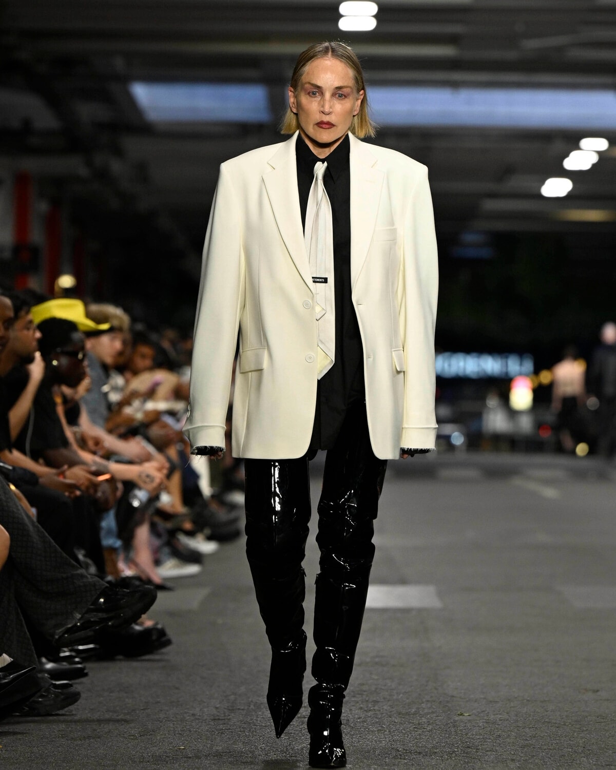 Sharon Stone con un look Vetements spring-summer 2027 (foto Francesc Ten/MFF)