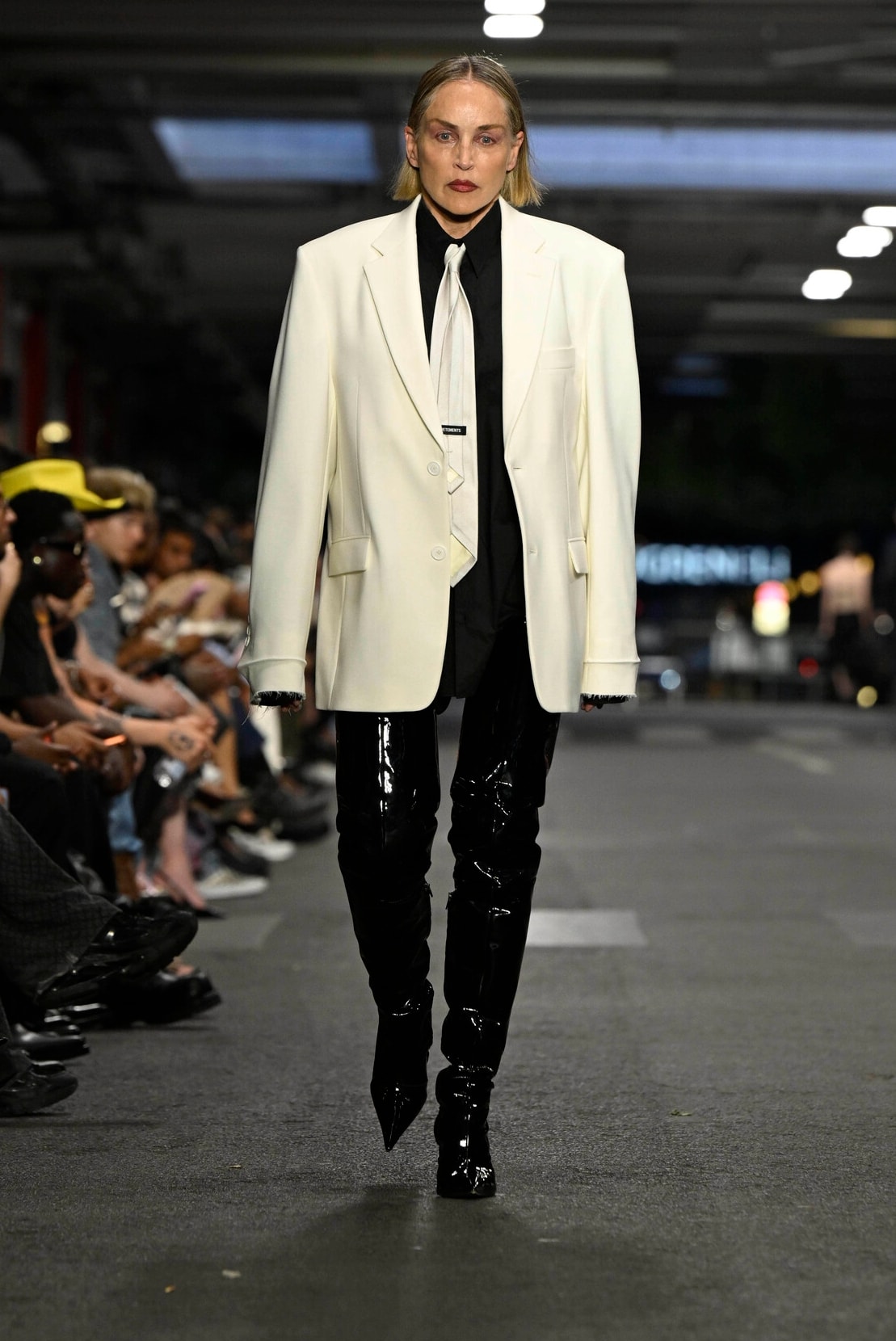Sharon Stone con un look Vetements spring-summer 2027 (foto Francesc Ten/MFF)