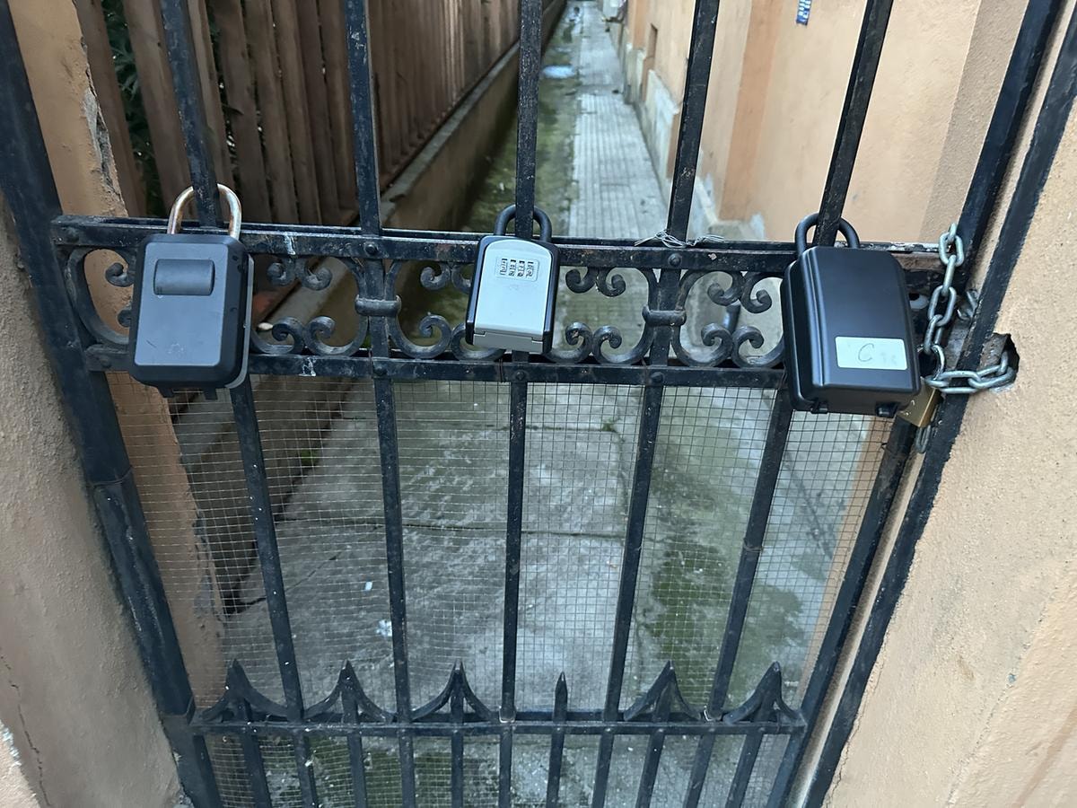 Key box appese a un cancello