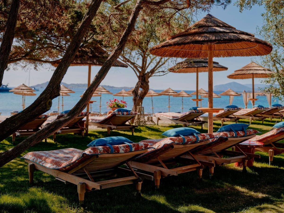 Una foto del Belmond in Costa smeralda con il paisley di Etro (courtesy Etro)
