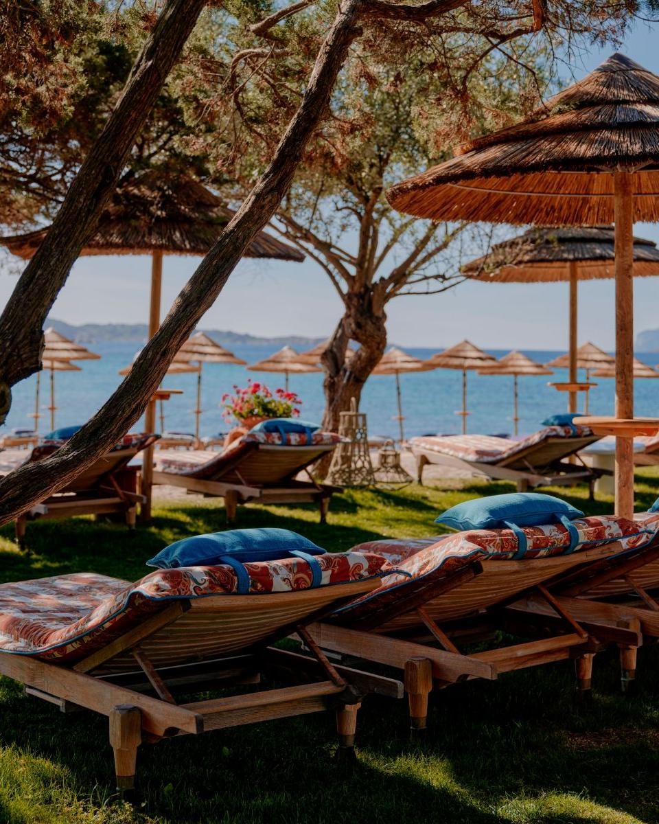 Una foto del Belmond in Costa smeralda con il paisley di Etro (courtesy Etro)