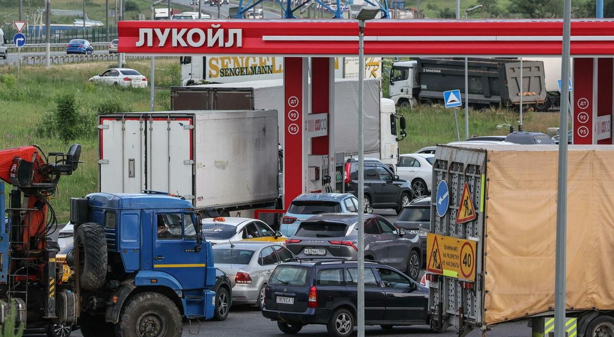 Code di automobilisti per fare rifornimento in Russia