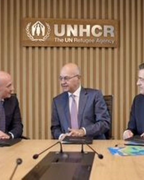 Un'immagine della firma dell'accordo tra Inditex, le Nazioni Unite per i rifugiati e il comitato spagnolo per l'Unhcr (courtesy Inditex)