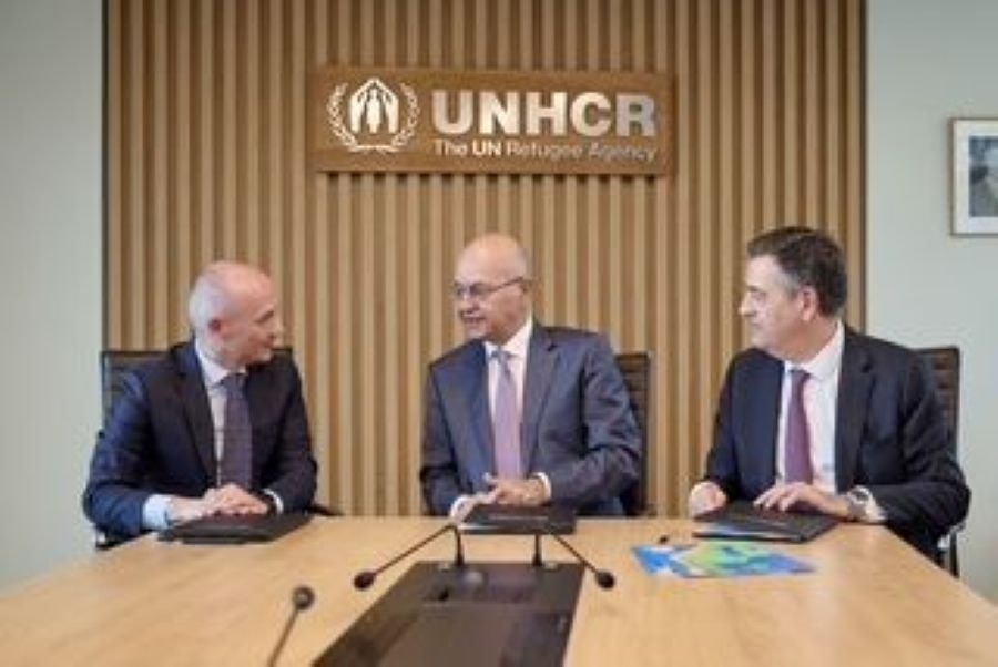 Un'immagine della firma dell'accordo tra Inditex, le Nazioni Unite per i rifugiati e il comitato spagnolo per l'Unhcr (courtesy Inditex)
