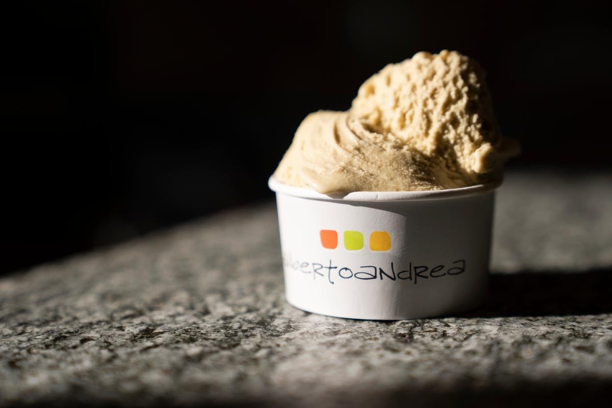 Il gelato dell’estate 2026 rompe ogni regola: c’è quello al Martini, quello al dentifricio e quello longevity