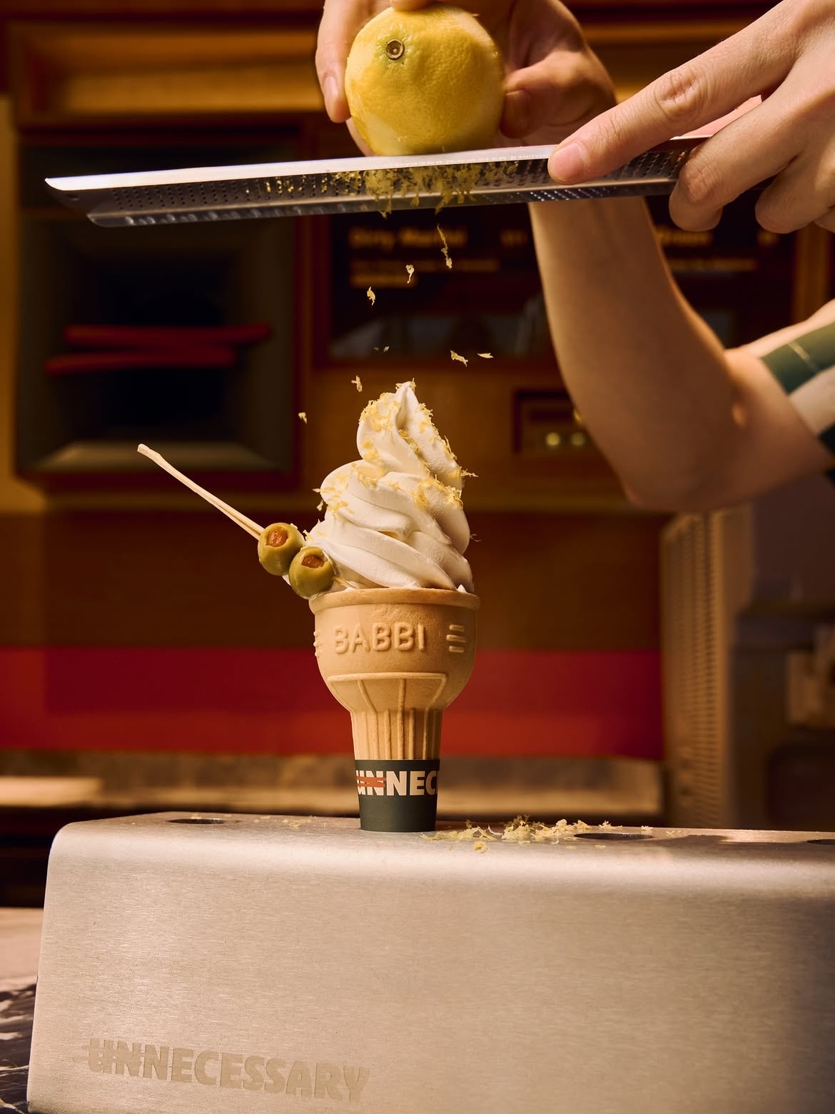 Il gelato dell’estate 2026 rompe ogni regola: c’è quello al Martini, quello al dentifricio e quello longevity
