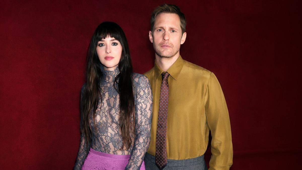 Da sinistra, Dakota Johnson e Alexander Skarsgård (courtesy Valentino beauty)