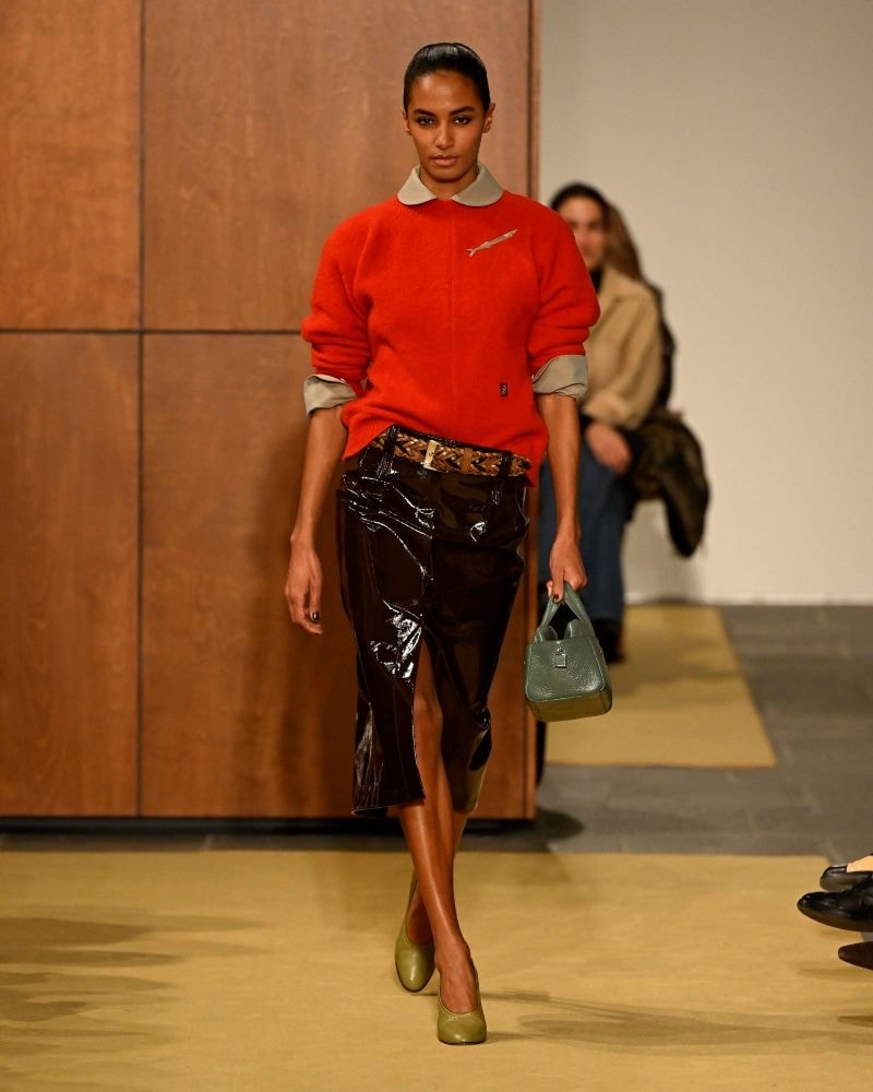 Un look Tory Burch autunno-inverno 2026 (ph Fancesc Ten/MFF)