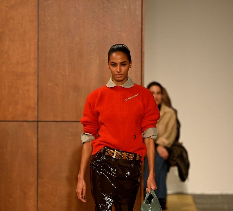 Un look Tory Burch autunno-inverno 2026 (ph Fancesc Ten/MFF)