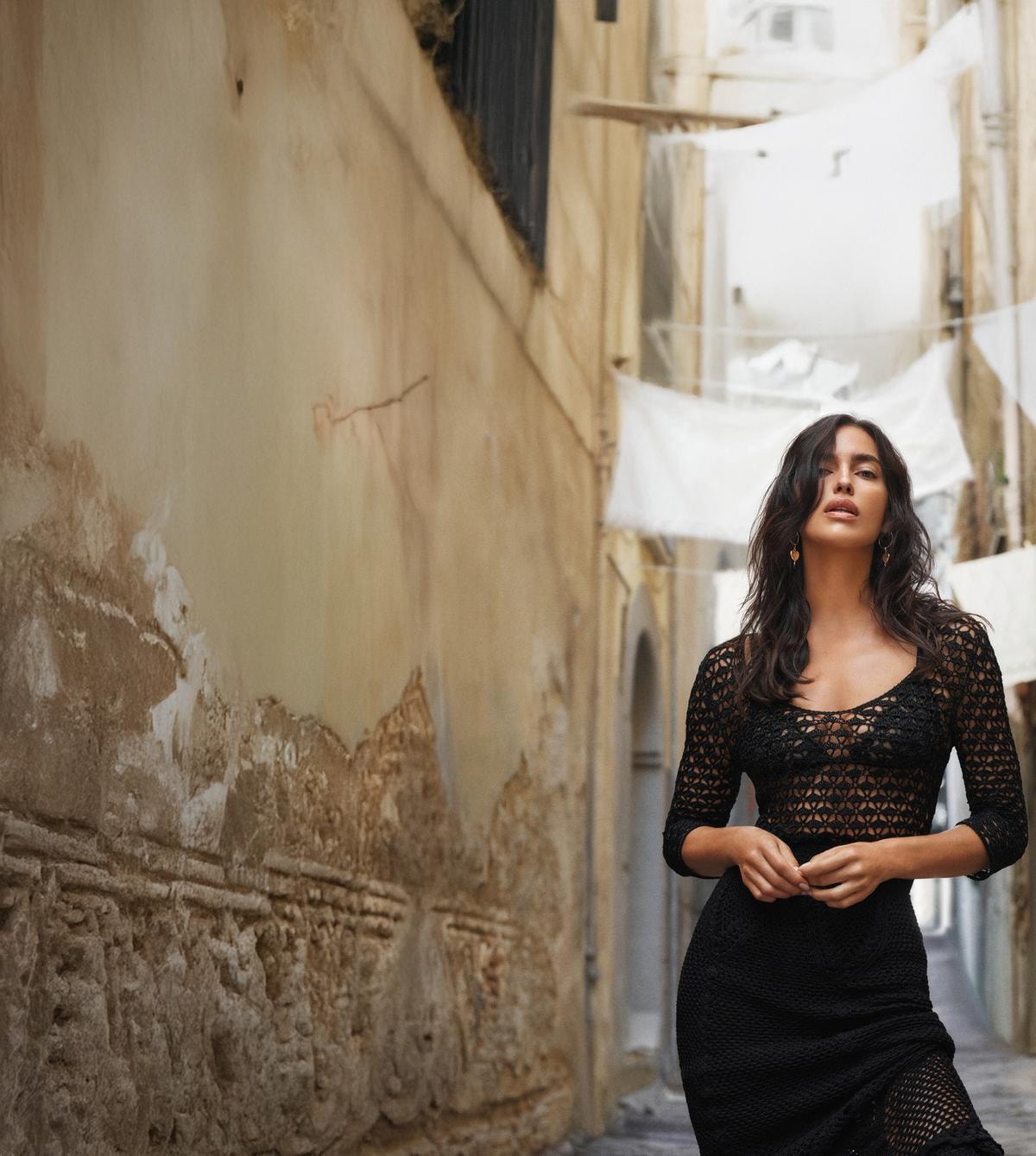 Irina Shayk nella campagna della fragranza Your devotion eau de parfum intense di Dolce&Gabbana (foto Gordon Von Steiner)