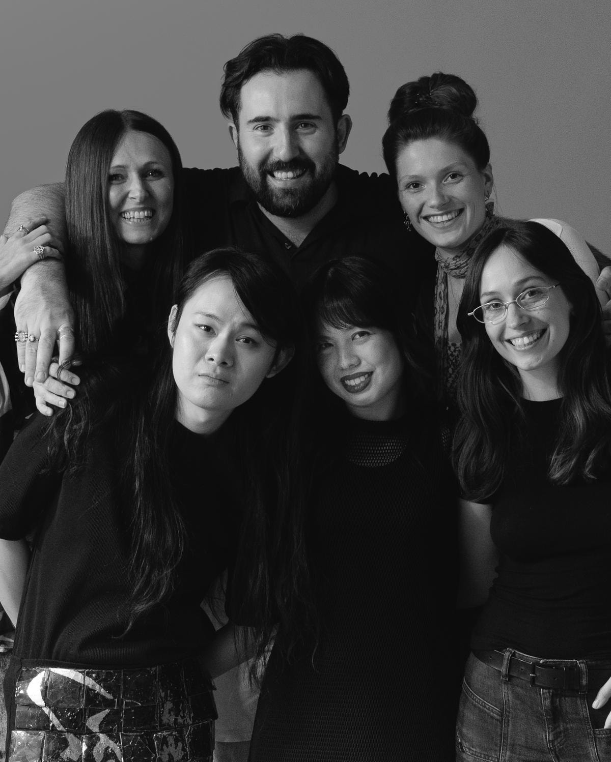 Uno scatto di gruppo, da sinistra Caterina Moro, Brais Albor, Merle Breuker, Manon Marcelot, Sandra Jao e Liwen Liang. (ph Quentin Mer, courtesy Richemont)