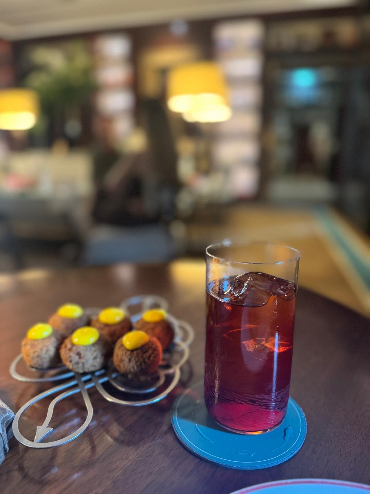 I 4 fondamentali dell’Aperitivo alla Milanese da provare al Portrait, dove la tradizione si serve al carrello 