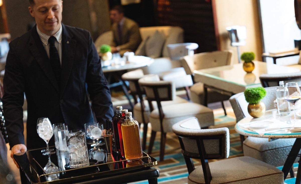 I 4 fondamentali dell’Aperitivo alla Milanese da provare al Portrait, dove la tradizione si serve al carrello 
