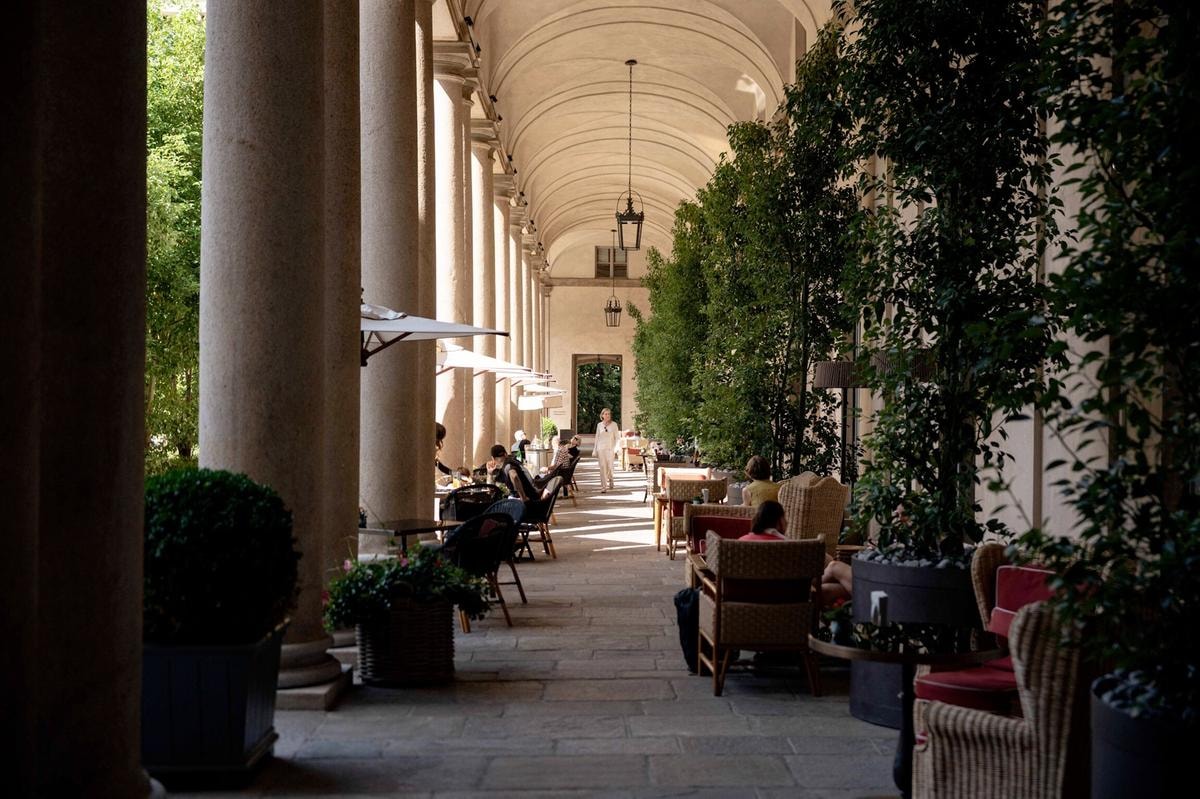 I 4 fondamentali dell’Aperitivo alla Milanese da provare al Portrait, dove la tradizione si serve al carrello 